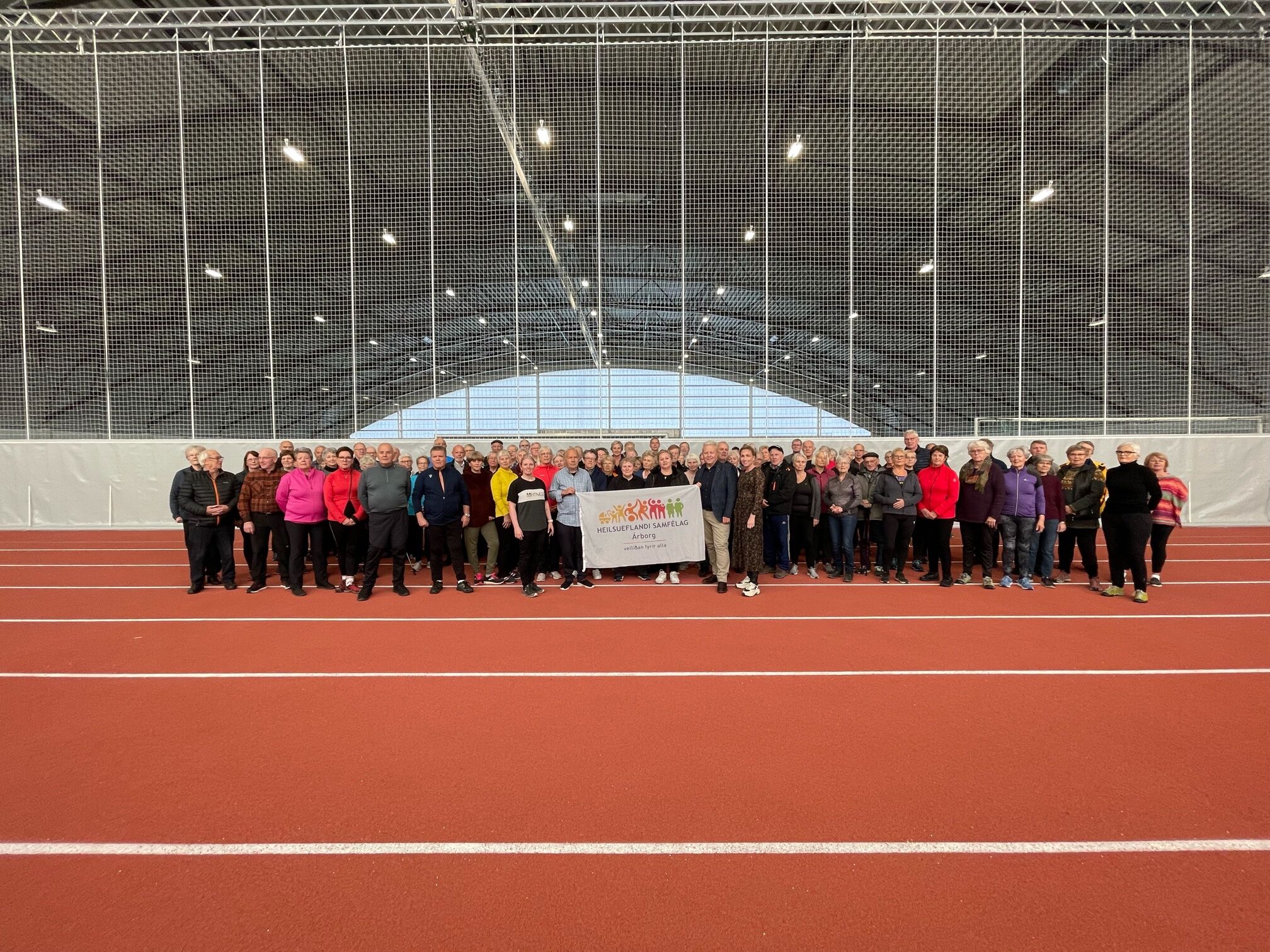 Hópurinn á fyrstu æfingunni í nýja íþróttahúsinu ásamt þjálfara sínum Berglindi Elíasdóttur. Gísli Halldórsson bæjarstjóri og Díana Gestsdóttir lýðheilsufulltrúi heimsóttu hópinn