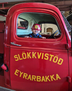 Drengur-i-Slokkvilidsbil-1-