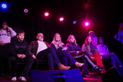 Kynnarnir-fengu-ahorfendur-med-i-leik-i-domarahlenu